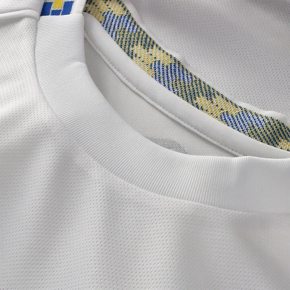 Camisa Leeds I 25/26 - Torcedor Adidas Feminina - Branca com detalhes em azul e amarelo