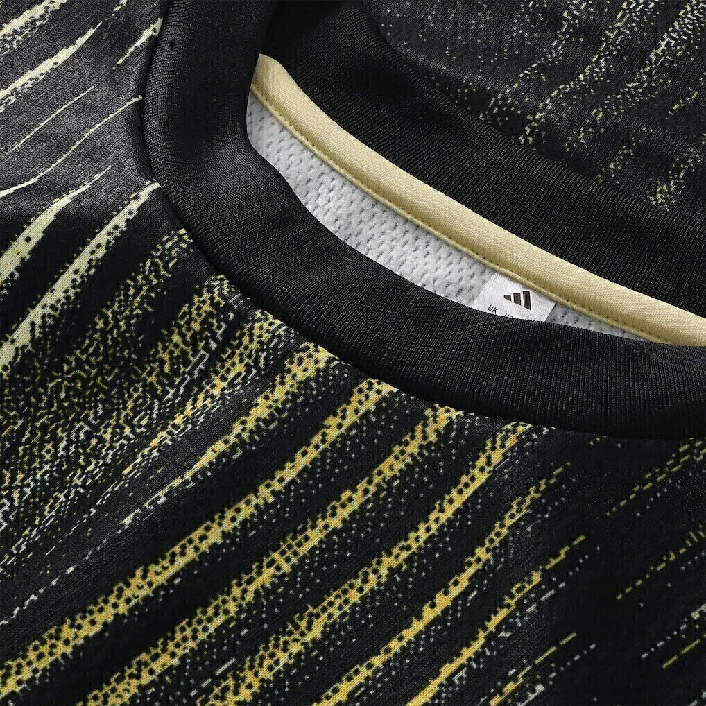 Camisa Leeds Pré-jogo 25/26 - Torcedor Adidas Masculina - Preta com detalhes em amarelo