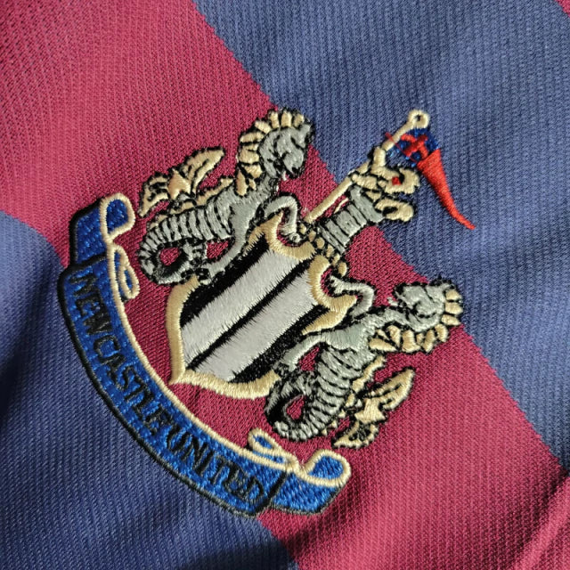 Camisa Retrô Newcastle 1995/1996 manga longa - Adidas Masculina - Vinho com listras em azul e detalhes em branco