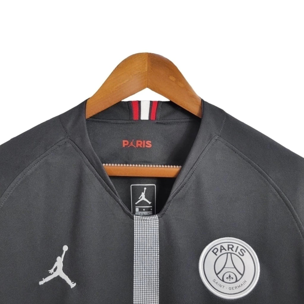 Camisa Retrô Paris Saint German Edição Champions League 2018/2019 manga longa - Masculina Jordan - Preta com detalhes em branco e vermelho