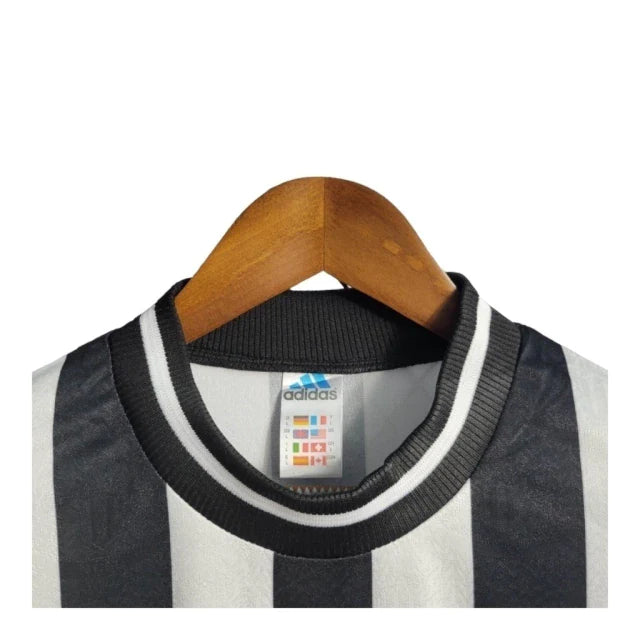Camisa Retrô Newcastle 1995/1997 manga longa - Adidas Masculina - Preta com listras pretas e detalhes em amarelo