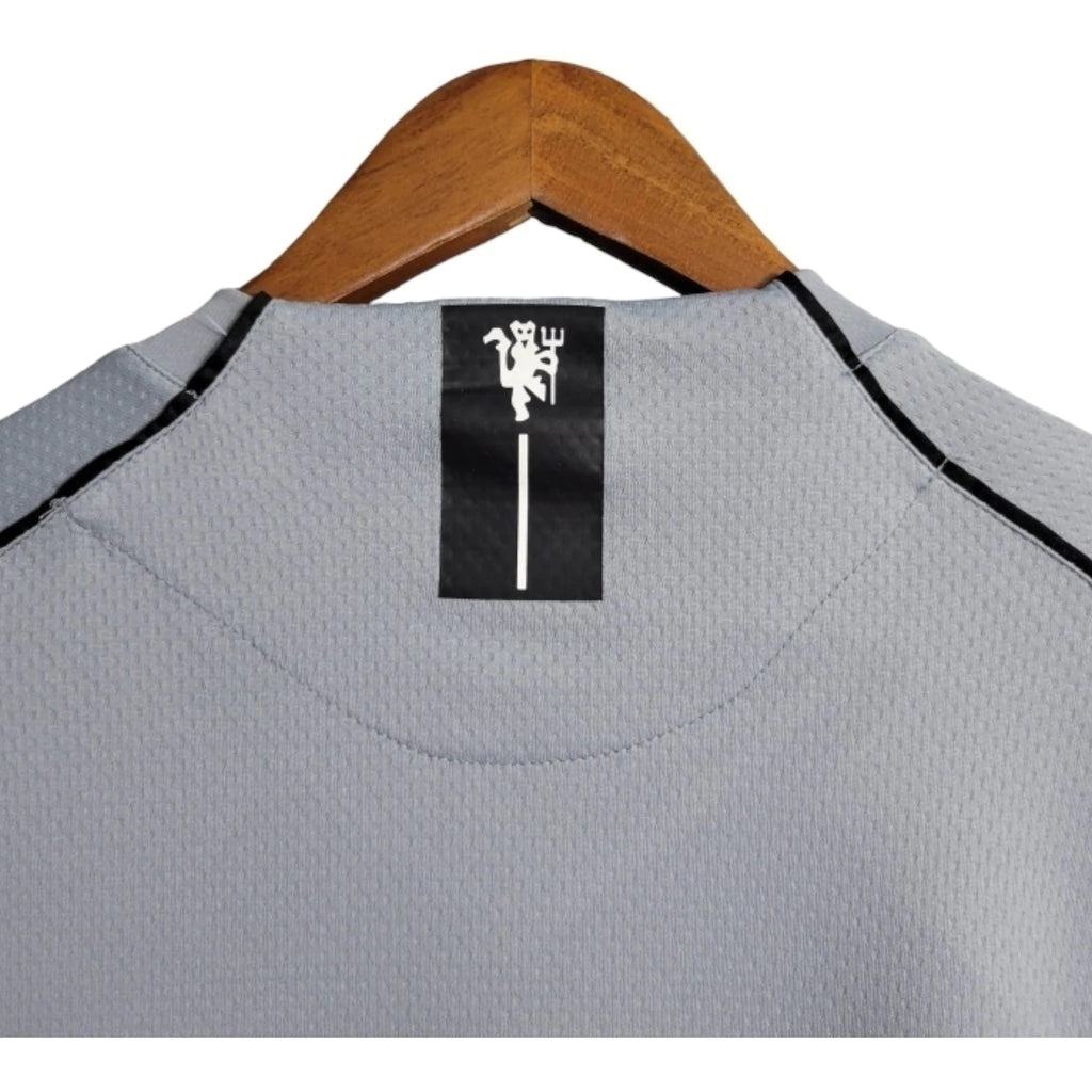 Camisa Retrô Manchester United Goleiro 2007/2008 manga longa - Masculina Nike - Cinza com detalhes em preto