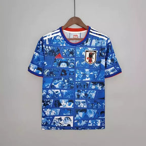 Camisa Japão Edição especial comemorativa 22/23 - Torcedor Adidas Masculina - Azul com detalhes de desenhos em quadrinhos