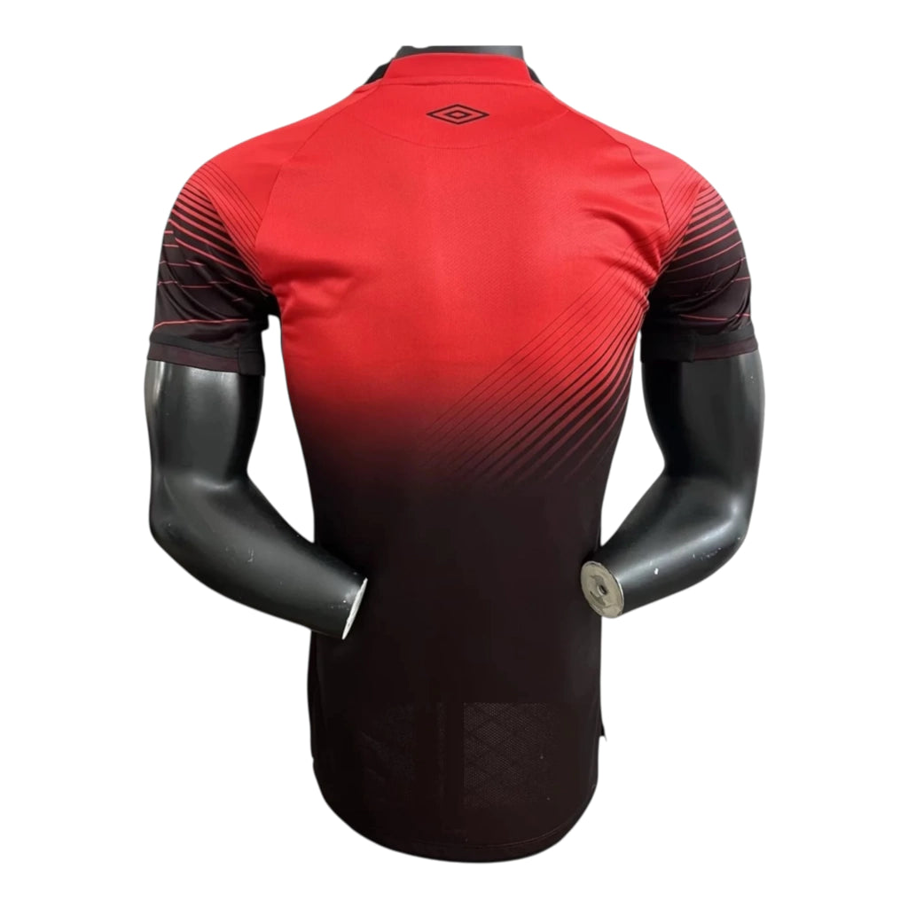 Camisa Atlético Paranaense I 25/26 - Jogador Umbro Masculina - Vermelha e preta