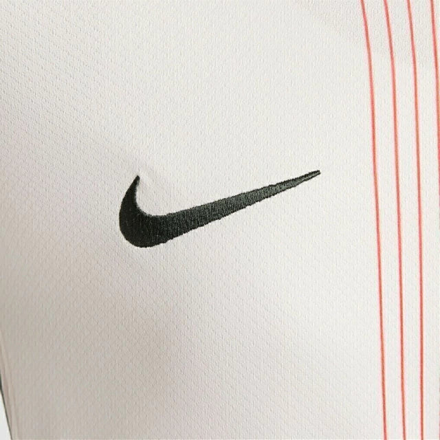 Camisa Chelsea II 25/26 - Torcedor Nike Feminina - Branca com detalhes em verde e vermelho