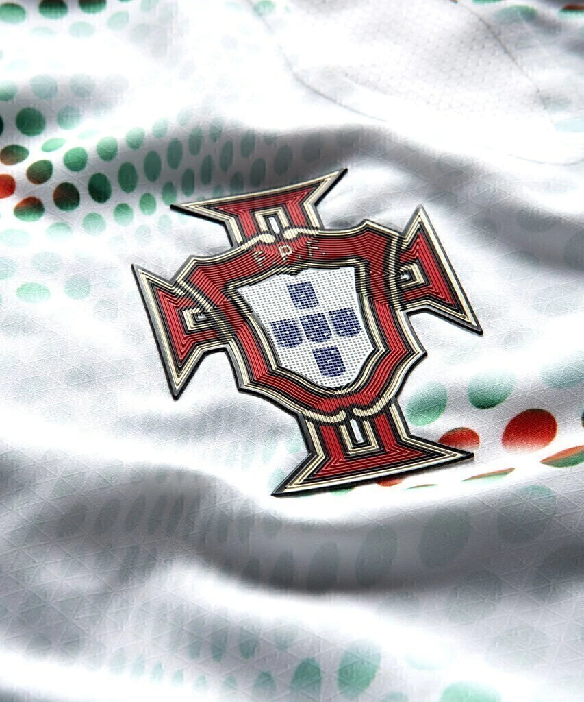 Camisa Seleção Portugal II 25/26 manga longa - Torcedor Puma Masculina - Branca com detalhes em verde e vermelho