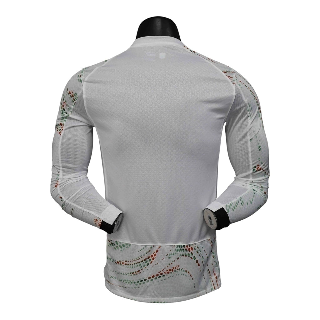 Camisa Seleção Portugal II 25/26 manga longa - Jogador Puma Masculina - Branca com detalhes em verde e vermelho