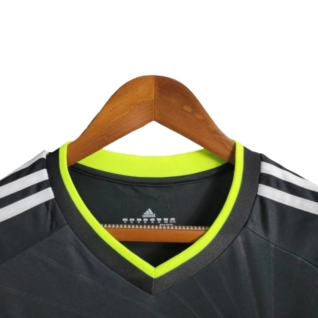 Camisa Retrô Real Madrid II 2010/2011 manga longa - Masculina Adidas - Preta com detalhes em branco e amarelo