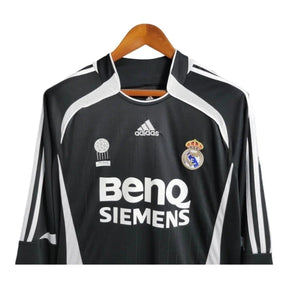Camisa Retrô Real Madrid 06/07 manga longa - Masculina Adidas - Preta com detalhes em branco