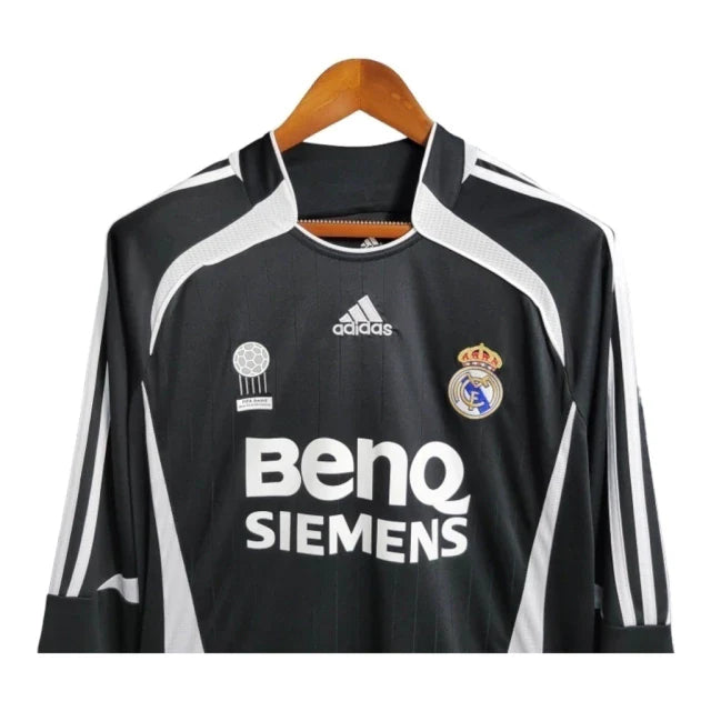 Camisa Retrô Real Madrid 06/07 manga longa - Masculina Adidas - Preta com detalhes em branco
