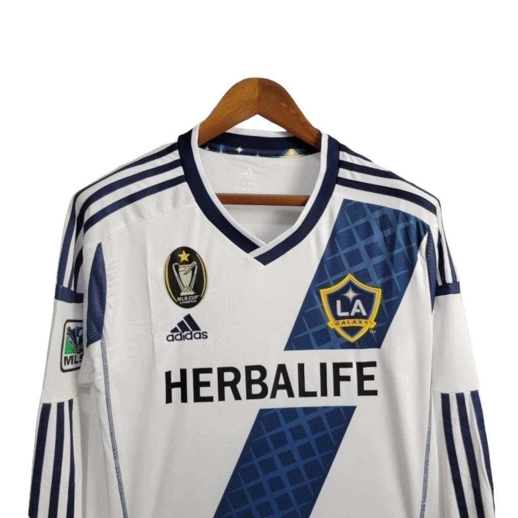 Camisa Retrô La Galaxy II 2012 manga longa - Adidas Masculina - Branca com detalhes em azul com todos os patrocínios