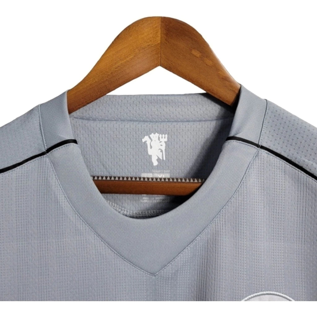 Camisa Retrô Manchester United Goleiro 2007/2008 manga longa - Masculina Nike - Cinza com detalhes em preto