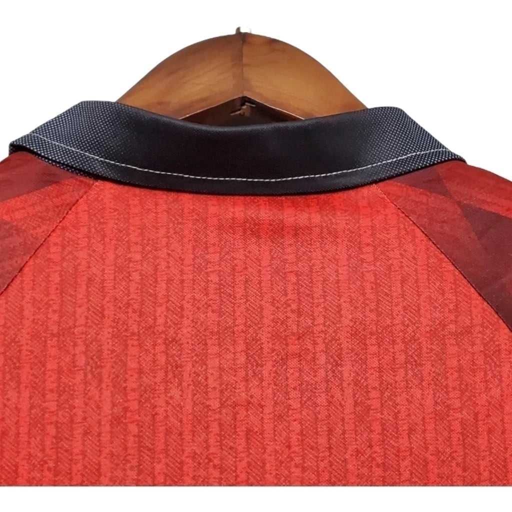 Camisa Retrô Manchester United I 1996 manga longa - Masculina Nike - Vermelha com detalhes em preto